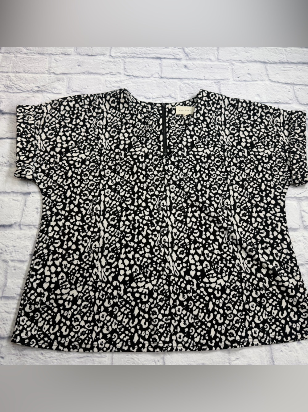MELLODAY Black and White Short Sleeve Leopard Print Top. Size Large.